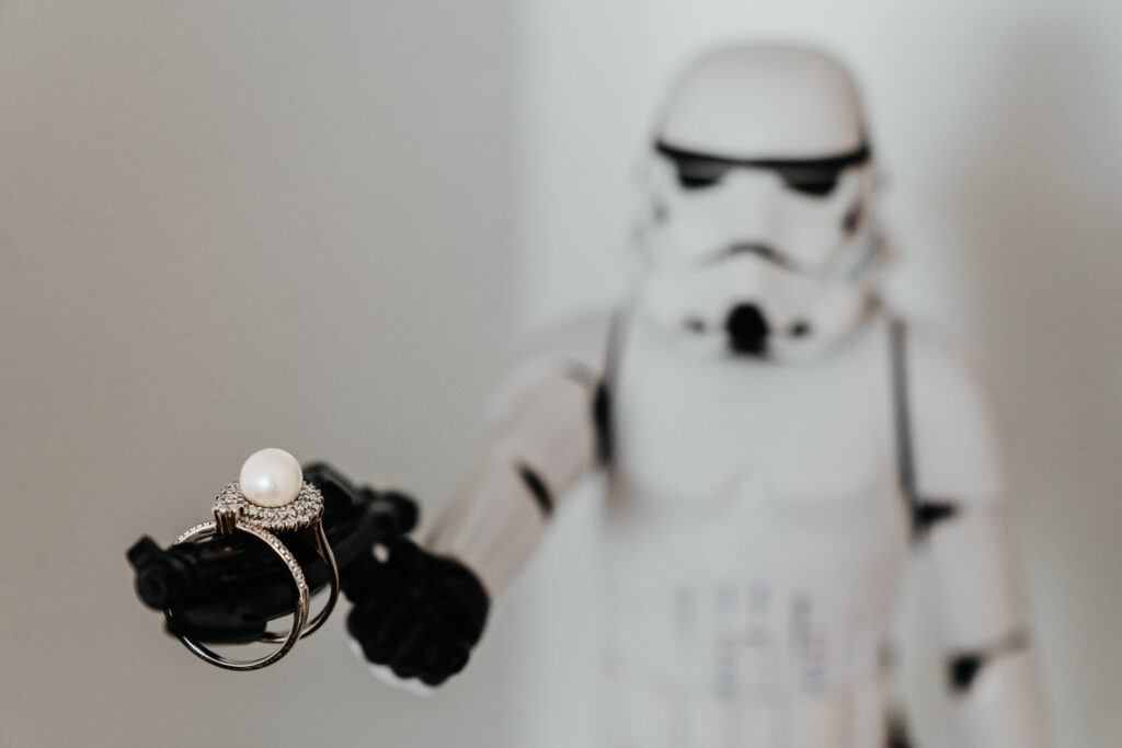 Eine Stormtrooper Figur hält einen Verlobungsring auf der Pistole