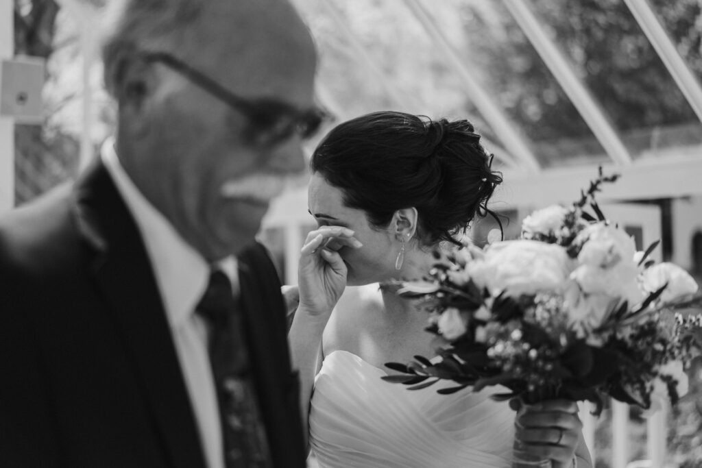 Die Braut ist ganz emotional bei den Gratulationen