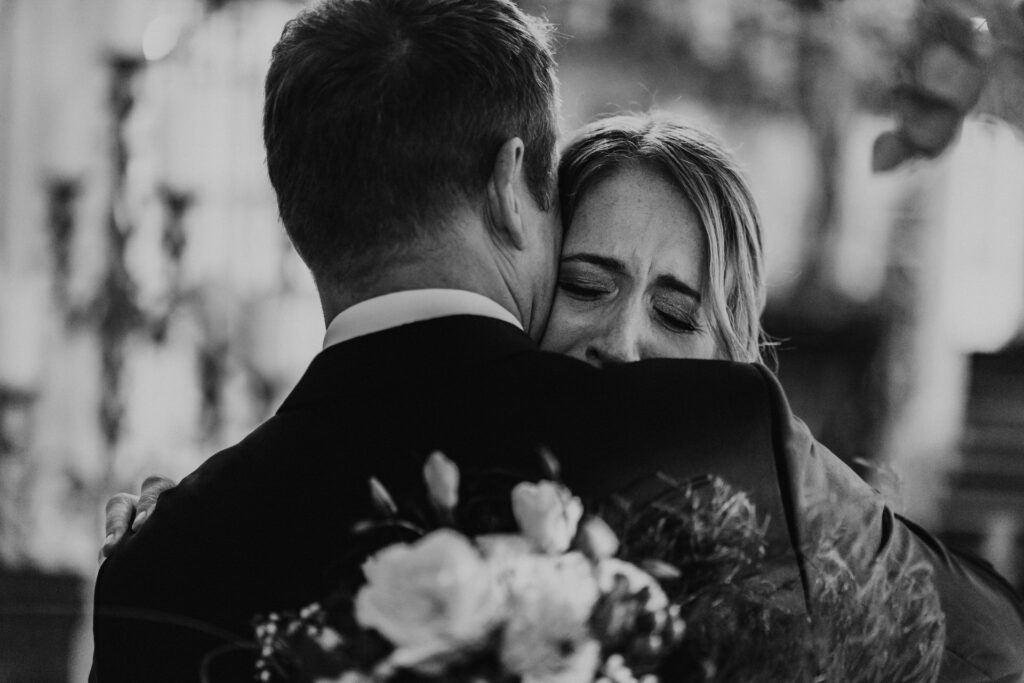 die Braut umarmt den Bräutigam und ich ganz gerührt