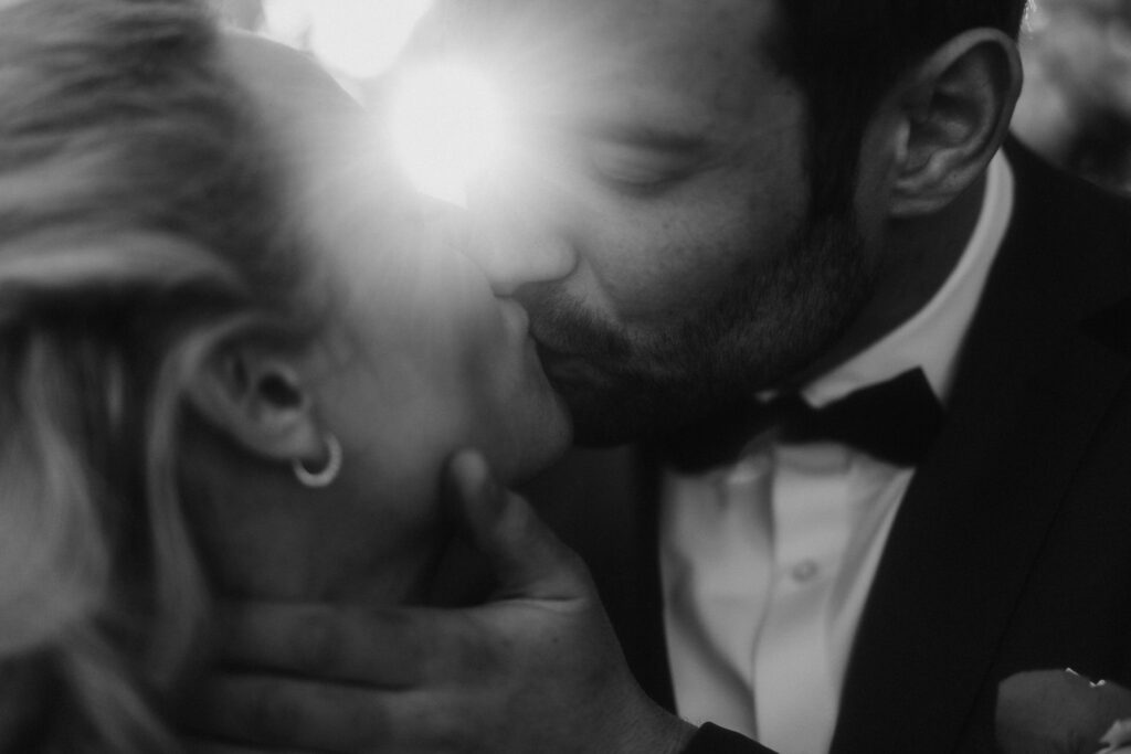 Hochzeitsfoto von küssendem Brautpaar festgehalten von der Hochzeitsfotografin Drunk in Love Photography