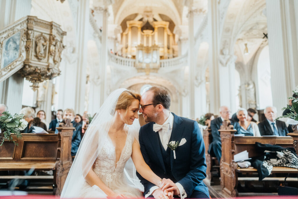 Hochzeitsfotograf nrw, Brautpaar in der Kirche in Düsseldorf, Hochzeitsbild frontal