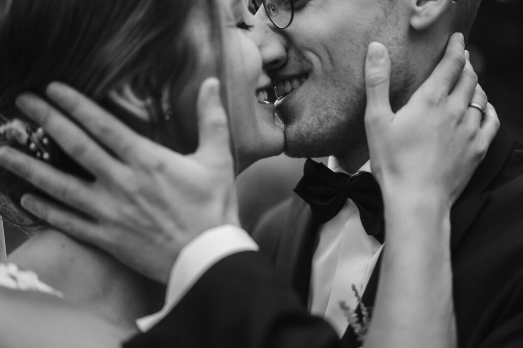 Braut und Bräutigam küssen sich