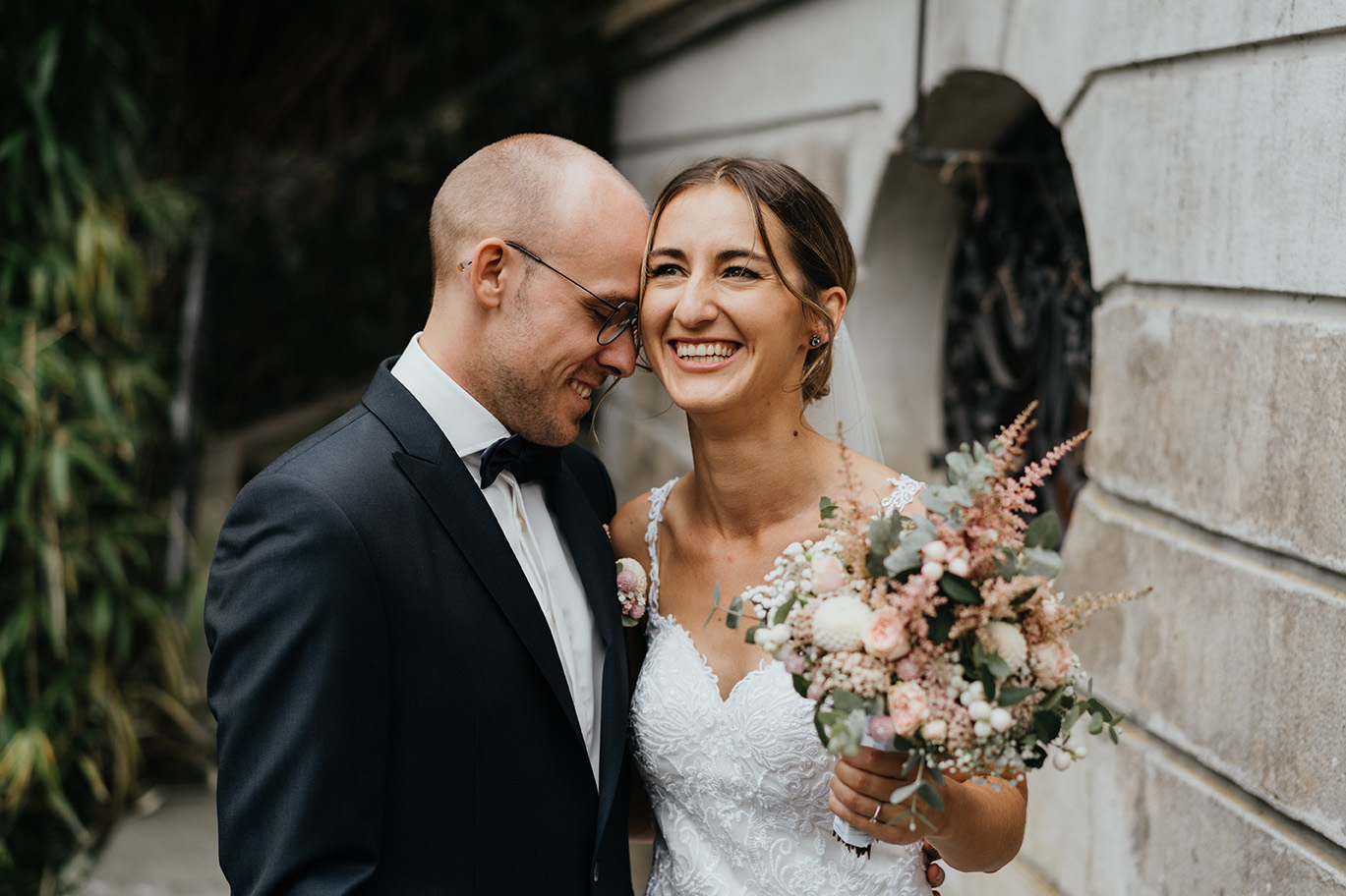 Braut und Bräutigam, Kopf an Kopf beim First Look, Hochzeit auf Schloss Hackhausen