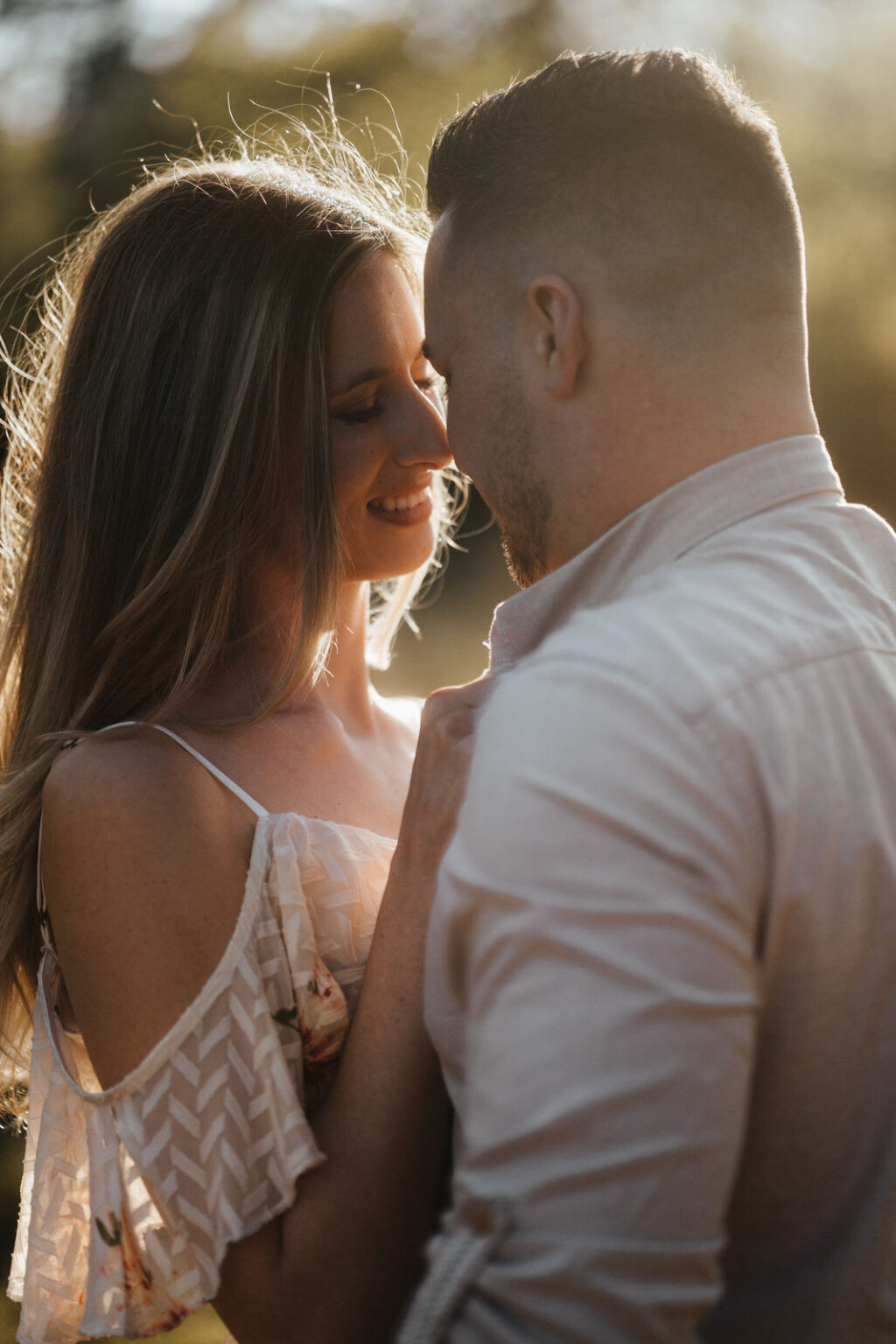 Ein Pärchen kuschelt ganz verliebt im Sonnenuntergang Licht